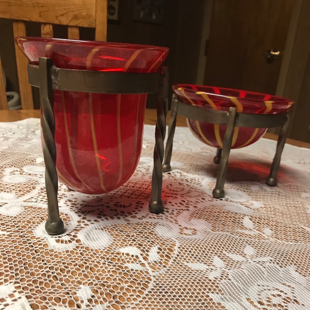 Nice set of decorative holders with sturdy stands.